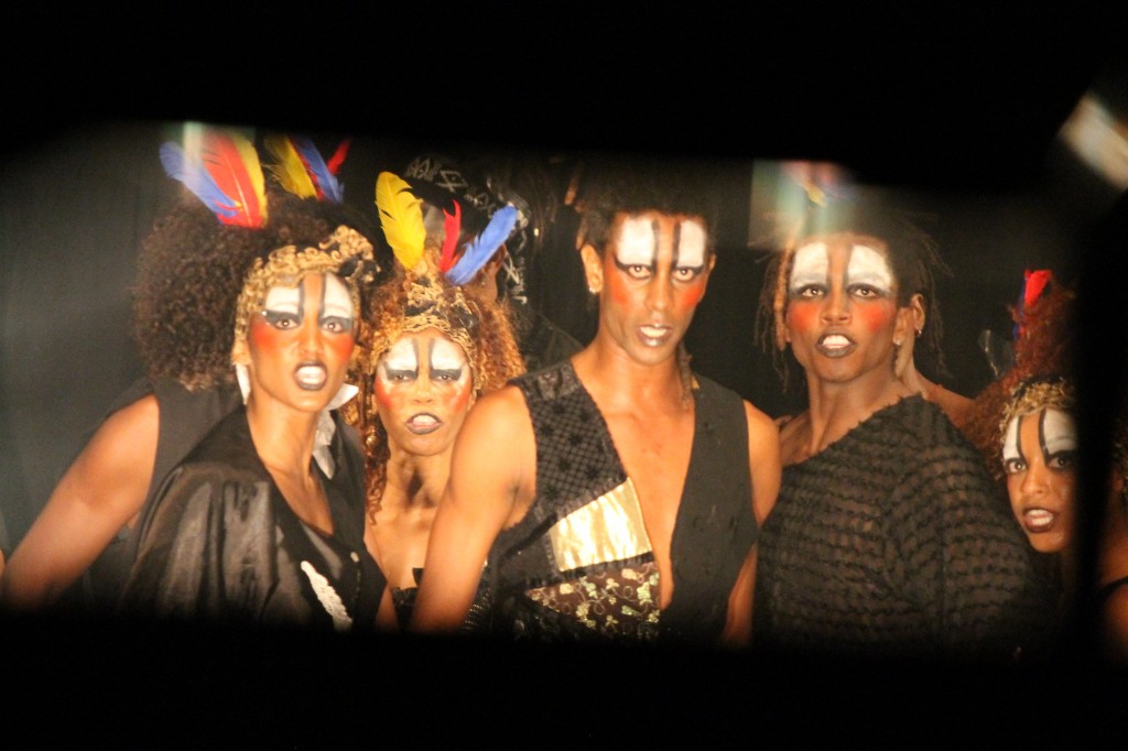 bando de teatro olodum canta e atua esta canção em CABARÉ DA RRRRRAÇA