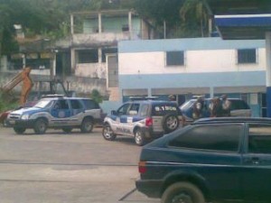 Tratores e caminhões prontos para entrar no quilombo.