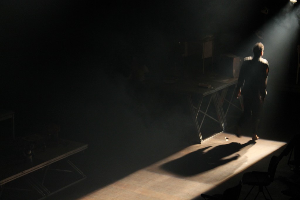 yan britto em O CORREDOR uma das peças do espetáculo